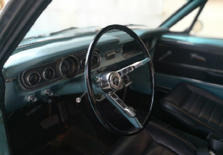 Ford Mustang 1965 Bleu lagon/ bandes racing