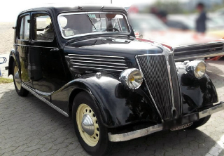 Renault novaquatre 1938 noire