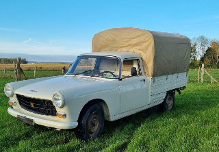Peugeot 404 bachée 1979 beige